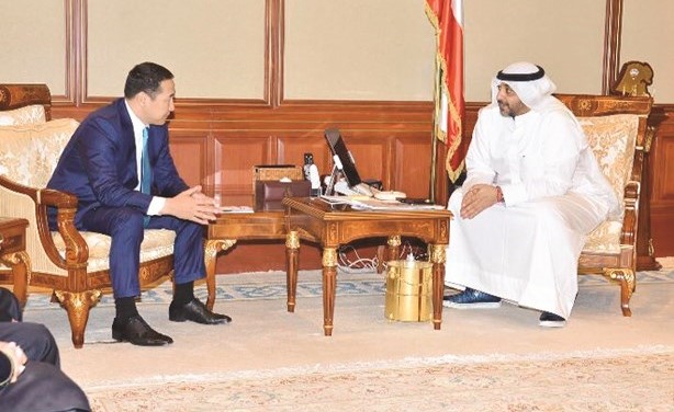 الشيخ محمد العبدالله أثناء مباحثاته مع رئيس الوفد المنغولي جاميان مونخ بات﻿
