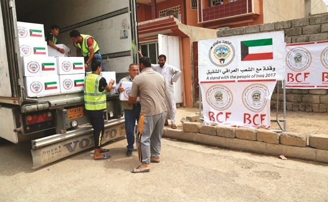 توزيع المواد العذائية على نازحي الموصل﻿