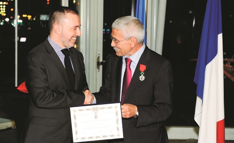 السفير الفرنسي يسلم د.عدنان شهاب الدين شهادة التكريم ﻿
