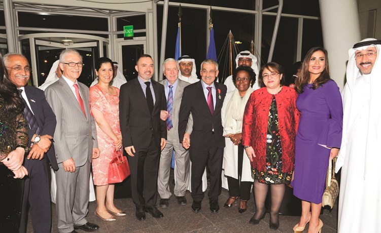 د. عدنان شهاب الدين والسفير الفرنسي والشيخة انتصار سالم العلي وعدد من الحضور ﻿