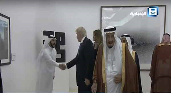 ماذا قال ترمب لهذا الفنان السعودي عندما صافحه؟