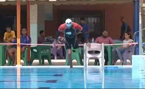 بالفيديو.. مصري يسبح من مصر إلى الأردن بساق واحدة