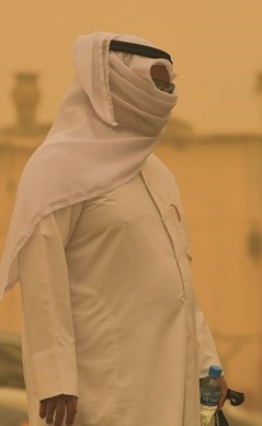 مواطن يحمي نفسه من الغبار﻿