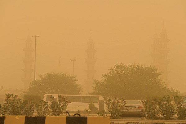 الغبار يحجب الرؤية          (قاسم باشا)