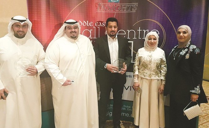  الحمد مع فريق عمل إدارة العملاء متسلما الجوائز﻿