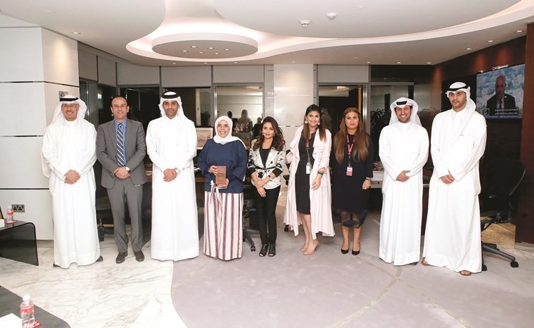 العسعوسي تتوسط إداريي Ooredoo أثناء حفل الاستقبال﻿