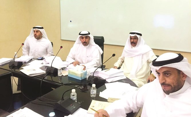 د.منصور الخرينج خلال ترؤسه اجتماع اللجنة
﻿