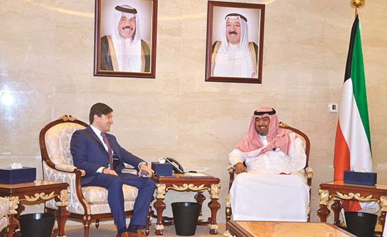 الشيخ ثامر العلي خلال لقائه سفير تشيلي جون تاردو ﻿