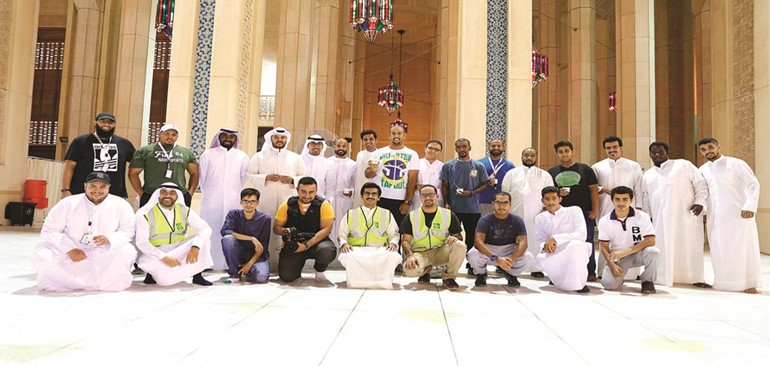 لقطة جماعية لفريق متطوعي بيتك﻿