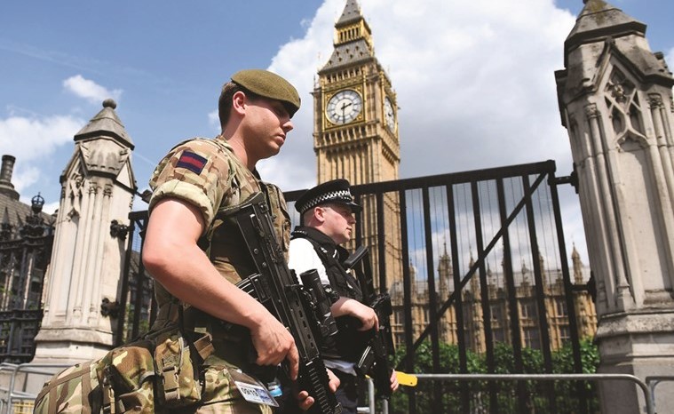عنصران من الشرطة والجيش قرب مقري البرلمان والحكومة وسط لندن امس( ا.ف.پ)﻿