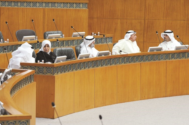 أنس الصالح وعبدالله الرومي وعبدالرحمن المطوع وهند الصبيح خلال الجلسة﻿
