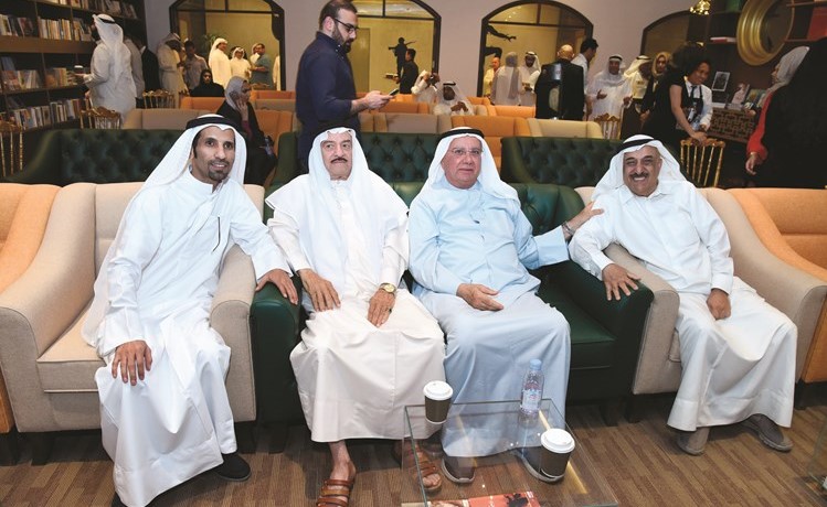 من اليمين محمد شملان الحساوي وصبيح السلطان وياس خضر وعبدالله الفلاح(احمد علي)﻿