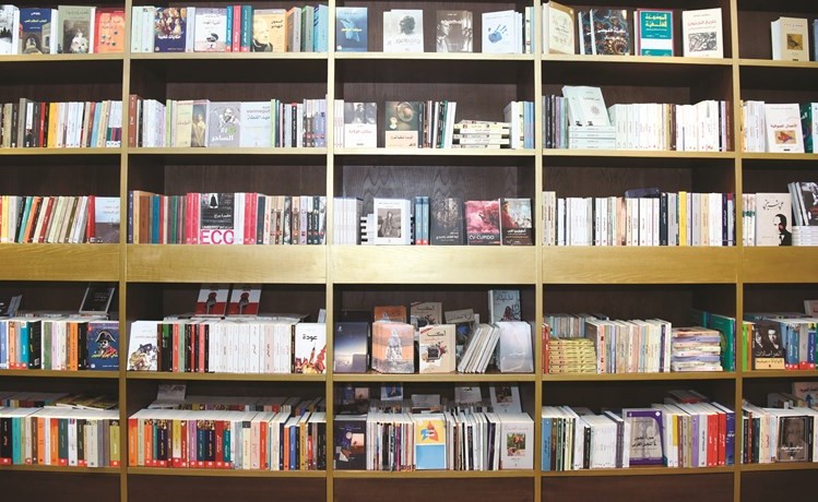 مكتبة زاخرة بالكتب﻿