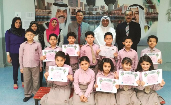 قسم اللغة العربية وادارة المدرسة مع الطلبة المتفوقين﻿