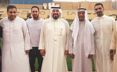 الفهد مع الجهاز الإداري للأصفر وعبدالحميد الشطي﻿