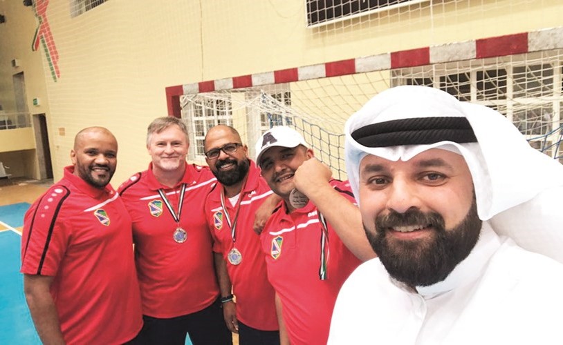 عبدالله الذياب مع الجهازين الإداري والفني للفريق الأول في السالمية﻿