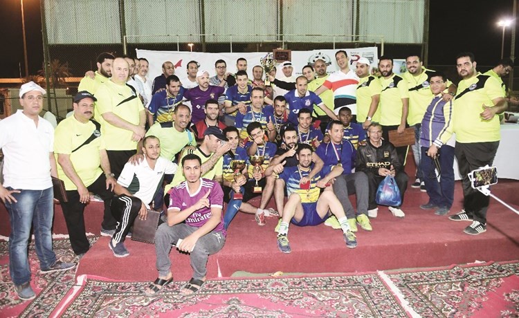الهزيم والسلطان يشاركان اللاعبين فرحة الفوز بالكأس﻿