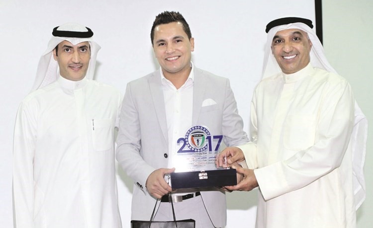 المدرب مصطفى مراد يتلقى درعا تكريمية من خالد أحمد وعيد سابج﻿