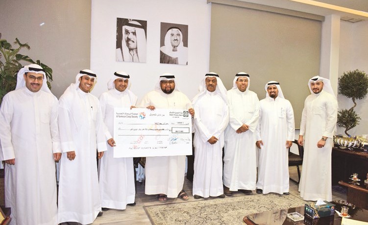  مندوبا بيت الزكاة يتسلمان شيكا من الفارس بحضور بعض الأعضاء﻿
