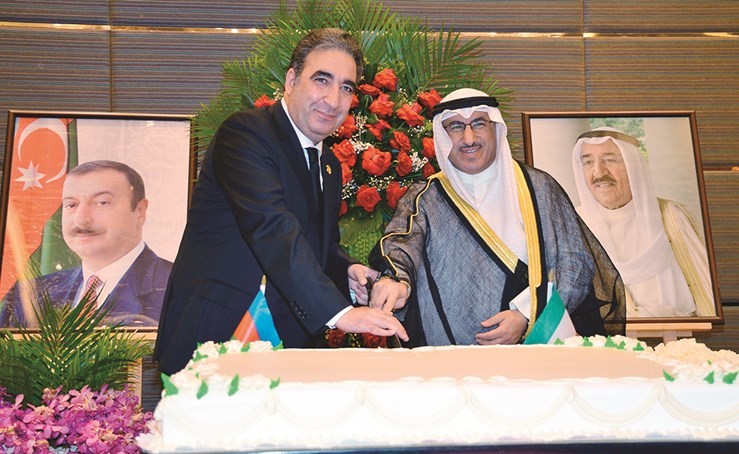 ﻿د.محمد الفارس يشارك سفير اذربيجان قطع كعكة الاحتفال﻿