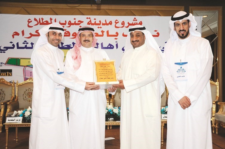 مؤيد الخلف مكرما الزميل عادل الشنان﻿