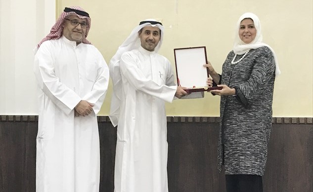 طلال الرميضي مكرما الشيخة باسمة المبارك﻿