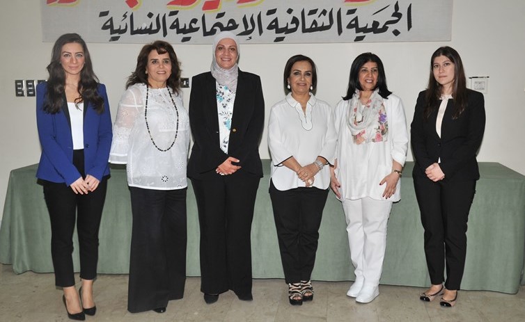 لولوة الملا وأعضاء مجلس الإدارة مع وفد المؤسسة	(زين علام)﻿