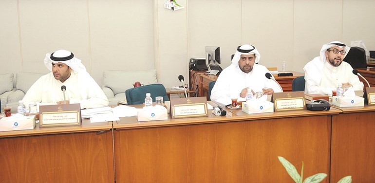 اسامة الشاهين وراكان النصف ويوسف الفضالة خلال اجتماع اللجنة﻿