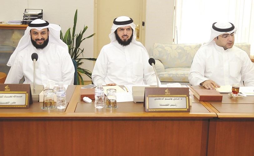 د.عبدالكريم الكندري ود.عادل الدمخي وعبدالله فهاد أثناء اجتماع اللجنة﻿