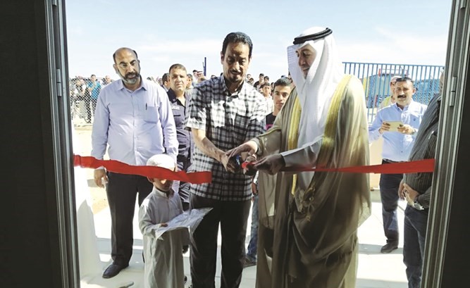 د.حمد الدعيج وسالم حمادة خلال افتتاح أكبر مسجد في مخيم الأزرق ﻿