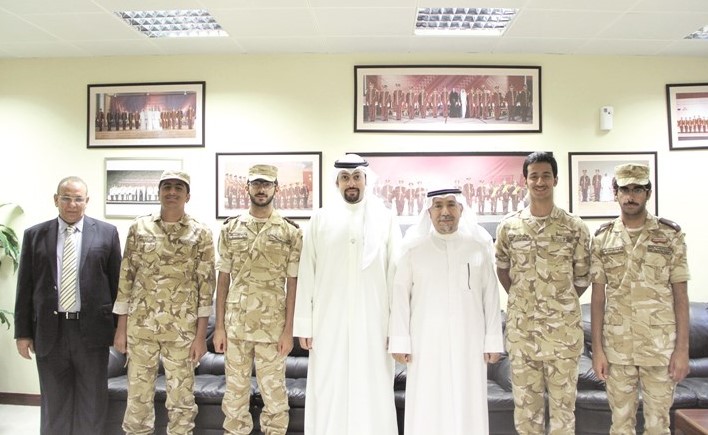 السفير حفيظ العجمي مع عدد من الطلبة الكويتيين في أكاديمية قطر للقادة﻿