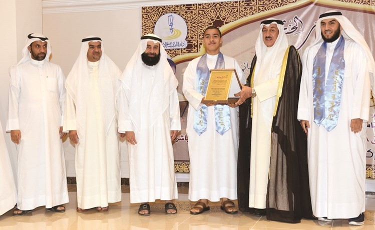محافظ الجهراء كرّم حافظي القرآن بمركز أترجة سعد العبدالله