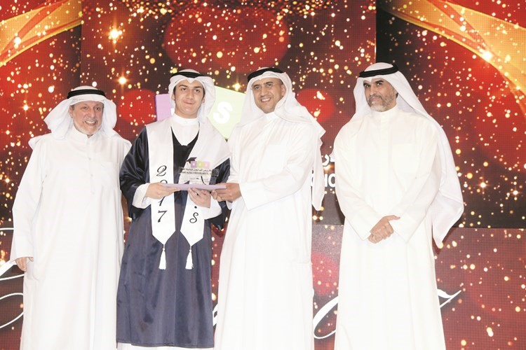د.هيثم الأثري مكرما احد الخريجين﻿