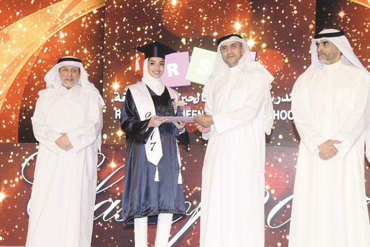  ويكرم احدى الخريجات﻿