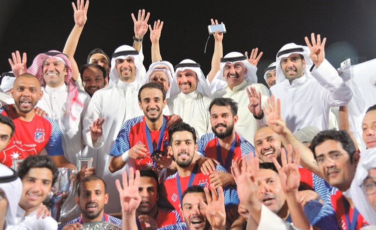 الرئيس الفخري لنادي الكويت مرزوق الغانم ورئيس النادي عبدالعزيز المرزوق وخالد الغانم وفهد الغانم يتوسطون أبطال الدوري	(الأزرق.كوم)﻿