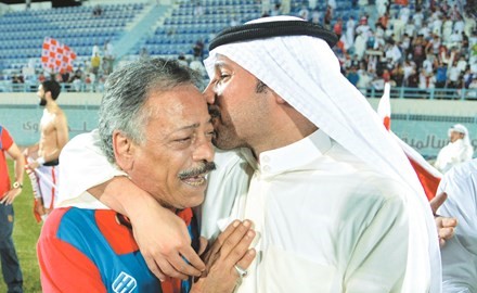 الغانم محتضنا المدرب محمد عبدالله﻿