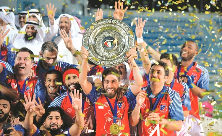 فراس الخطيب يحمل درع الدوري بحضور باقي اللاعبين﻿
