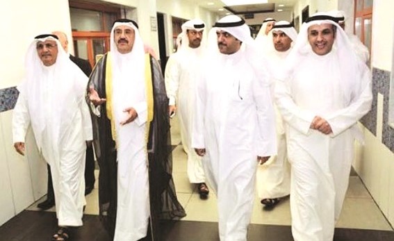 الفريق أول م. أحمد عبداللطيف الرجيب وفهد المطيري في جولة بمدرسة الإمام الشافعي ويبدو عبدالله المجادي ﻿