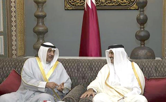صاحب السمو أمير قطر الشيخ تميم بن حمد آل ثاني مستقبلا الشيخ صباح الخالد في الدوحة أمس