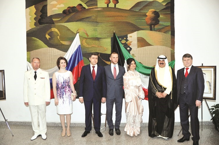 السفير الروسي الكسي سولوماتين وخالد الجار الله وحرم السفير الروسي وجانب من الحضور خلال الحفل	(عادل سلامة)﻿