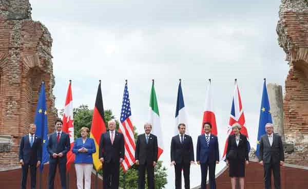 صورة جماعية لقادة مجموعة السبع الصناعية قبيل اجتماعهم في إيطاليا أمس (أ.پ)