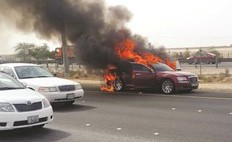 الدخان يتصاعد من المركبة المحترقة﻿