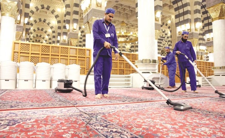 عمال ينظفون المسجد الحرام﻿