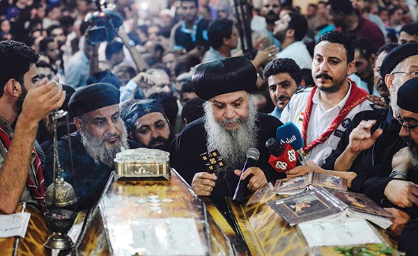 جانب من الجنازة التي أقيمت في كاتدرائية أبو غرنوس في مغاغة بالمنيا على عدد من الضحايا 	(أ.ف.پ)﻿