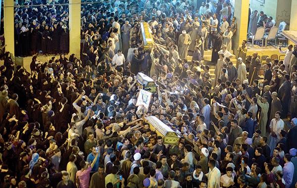 آلاف المصريين في وداع عدد من شهداء حادث المنيا الأليم 	(أ.پ)﻿