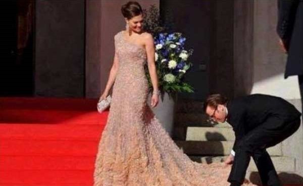 بالصورة.. أمير يشعل مواقع التواصل بعدما انحنى بسبب فستان زوجته.. إليكم التفاصيل