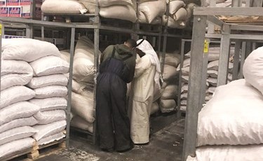 جانب من فحص المواد الغذائية﻿