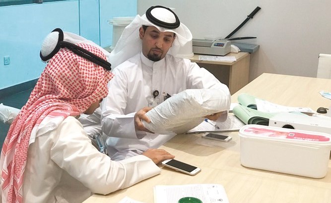 فريق الطوارئ بفرع بلدية مبارك الكبير خلال فحص المنتجات الغذائية ﻿