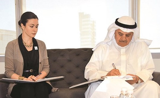 فيصل علي المطوع ووكيل وزارة الدولة لشؤون الشباب الشيخة الزين الصباح خلال توقيع اتفاقية التفاهم﻿