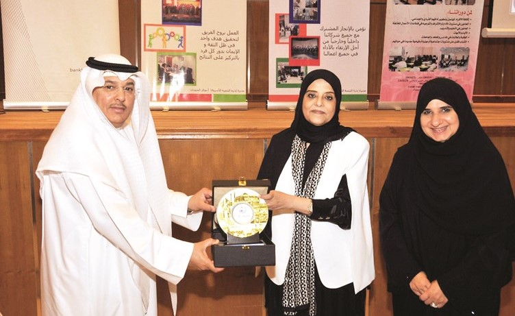 وليد العمار مكرما إحدى المشاركات﻿